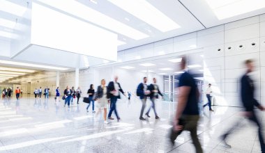 Beyazların aydınlattığı reklam fuarının bir maketi. 