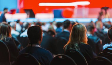 Konferans salonunda ya da seminer toplantısında, iş ve eğitim kavramında seyirci görüşü ile sahnede olan konuşmacı