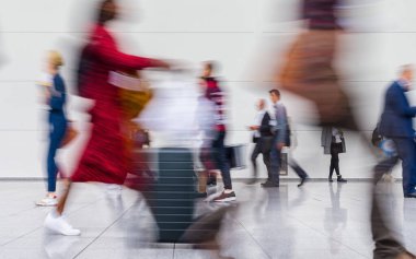 Anonim kalabalık Ticaret Fuarı 'nda veya havaalanında tek bir yönde yürüyor