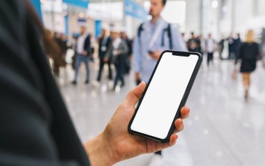 Boş ekranlı, kalabalık kadın ellerinde telefon görüntüsü, bireysel metinleriniz için kopyalanma alanı.