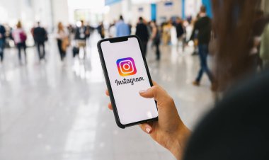 BERLİN, ALMANY AĞUSTOS 2019: Bir konferansta Instagram uygulaması logosu olan iPhone X 'leri tutan kadın. Instagram en büyük ve en popüler sosyal ağdır..