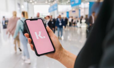BERLİN, ALMANLIK 2019: Klarna Bank AB logosu olan iPhone X 'lerin el ele tutuştuğu kadın akıllı telefondan görüntülendi.
