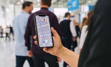 Ziyaretçi, akıllı telefon ekranında GPS harita navigasyon uygulaması kullanarak şehirdeki hedef adrese, seyahat ve teknoloji konsept resmine ulaşır