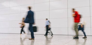 Sokakta yürüyen bir sürü isimsiz insan.