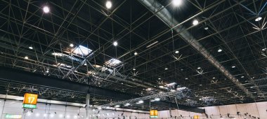 Spot Lights sistemi endüstriyel bir binada ya da sergi salonu tavanında