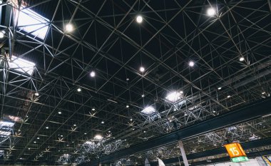 Karanlık ofis endüstriyel binasının tavanında ışık ve havalandırma sistemi, sergi salonu tavanı inşaatı