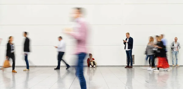 Muitas Pessoas Desfocadas Anônimas Vão Aeroporto Uma Feira — Fotografia de Stock