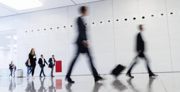 Anonimo Uomini Affari Offuscati Correre Attraverso Salone Fieristico Aeroporto — Foto Stock