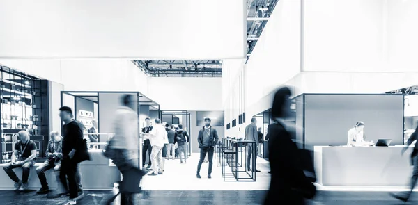 Zakenmensen Die Tussen Beursstand Een Openbare Evenementenhal Lopen Met Banner — Stockfoto