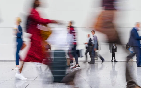 Multidão Anônima Pessoas Estão Andando Feira Aeroporto Uma Direção — Fotografia de Stock