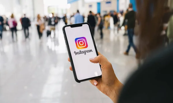 2019年8月 德国柏林 在一个会议上 女性手持带有Instagram应用标识的Iphone Instagram是最大 最受欢迎的照片社交网站 — 图库照片