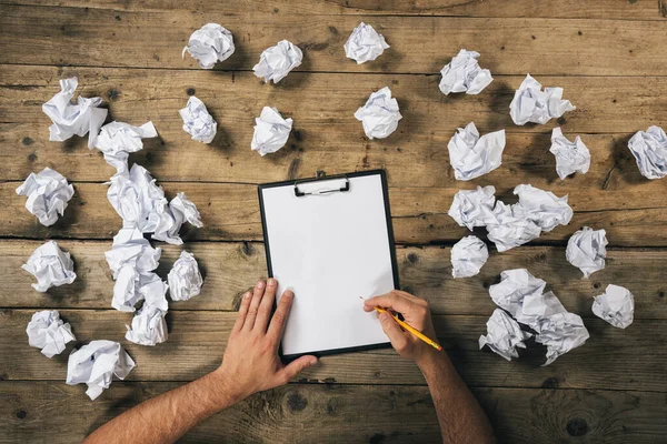 Manos Sosteniendo Portapapeles Escribir Mock Ideas Con Bolígrafo Rodeado Bolas — Foto de Stock