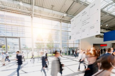 Ticaret fuarı veya konferansta isimsiz kalabalık