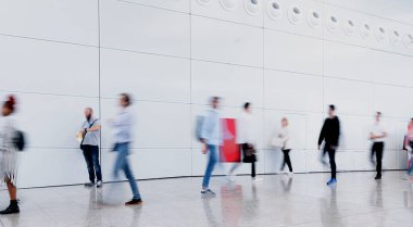 Anonim kalabalık Ticaret Fuarı 'nda veya havaalanında tek bir yönde yürüyor