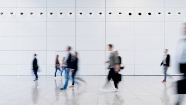 İsimsiz iş adamları ofise ya da konferansa giderler.