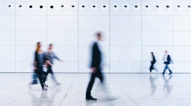 Modern bir koridorda iş adamları bulanıklaştı.