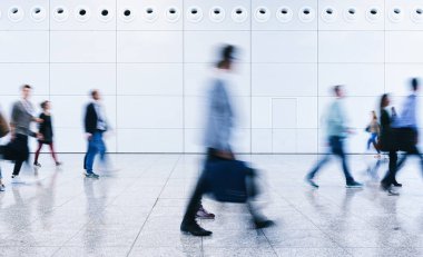 Ticaret fuarındaki bulanık iş adamları