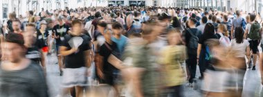 Ayine giden insan kalabalığı