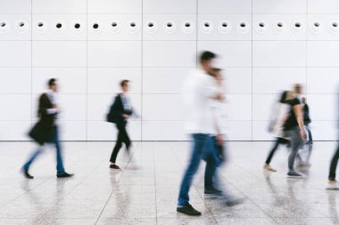 Berlin 'de bir sokakta yürüyen bir sürü insan.
