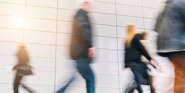 Ticaret fuarındaki bulanık iş adamları