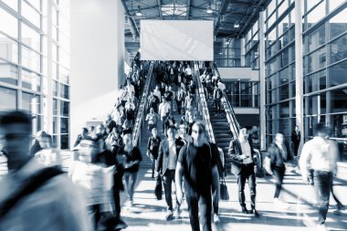 Bir sürü isimsiz insan yürüyor.