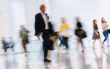 Bulanık iş adamları kalabalığı