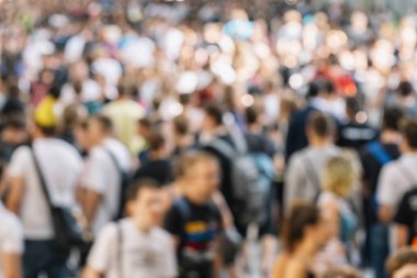 Soyut bulanık ve odaklanmış insan kalabalığı
