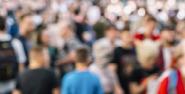 Alışveriş caddesinde bulanık insanlar.