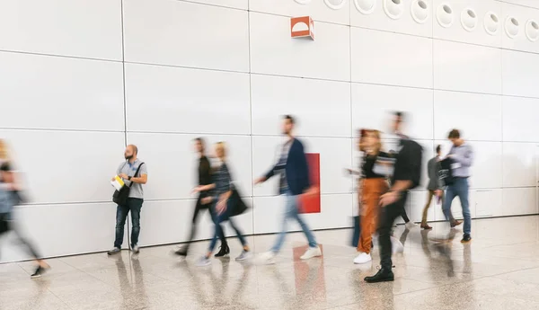 Multidão Anônima Pessoas Vai Feira Aeroporto — Fotografia de Stock