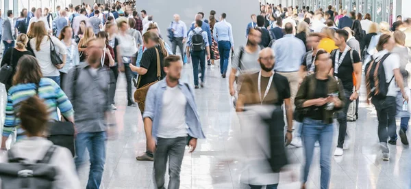 Nagy Tömeg Névtelen Homályos Emberek Egy Vásár — Stock Fotó