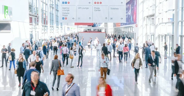 Verschwommene Geschäftsleute Auf Einer Messe — Stockfoto