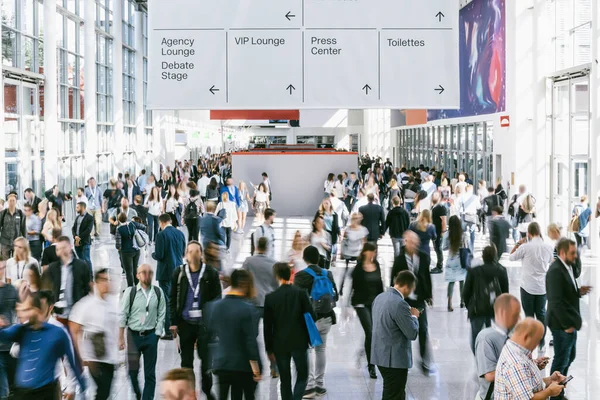 Persone Sfocate Che Camminano Una Moderna Sala Una Fiera — Foto Stock