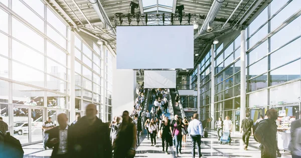 Bir Ticaret Fuarının Modern Salonunda Yürüyen Bulanık Insanlar — Stok fotoğraf