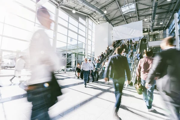 Uomini Affari Sfocati Una Fiera — Foto Stock