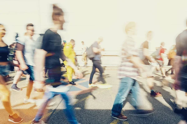Multitud Personas Anónimas Caminando Atardecer Las Calles Ciudad — Foto de Stock