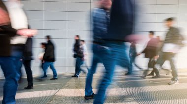 bulanık insanlar modern bir salonunda yürüyüş