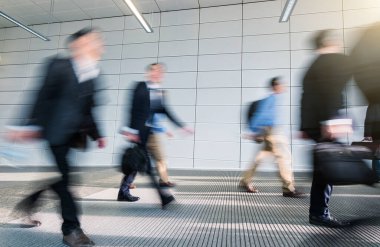 Modern bir ofis koridorunda yürüyen iş adamlarının soyut görüntüsü