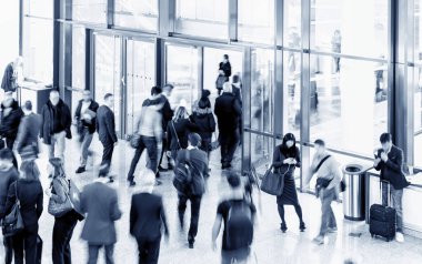 Bulanık insanlardan oluşan büyük bir kalabalık