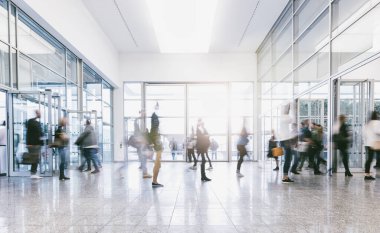 Ticaret fuarındaki kalabalık insanları bulanıklaştırdı