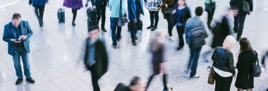 Anonim bulanık insanlar yürüyen ayakta seyahat commuting