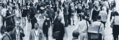 Kalabalık bir fuar yürüyüş anonim iş adamları