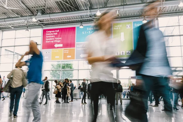 Unscharfe Menschen Auf Einer Messe — Stockfoto