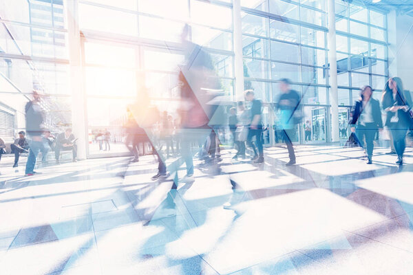 Деловые люди ходят и разговаривают в современном офисе компании. Геометрический рисунок и передний план небоскребов. Тонированное изображение двойной экспозиции макет размыт
