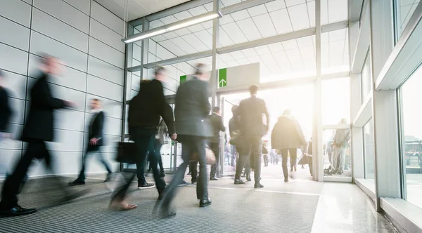 Zakenmensen Wandelen Een Moderne Entree — Stockfoto