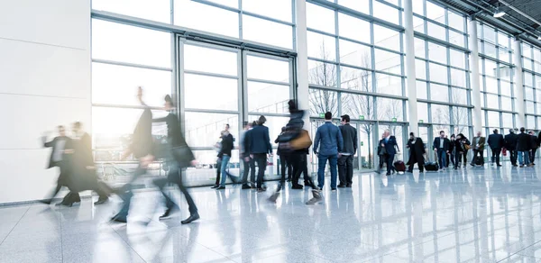 Abstakt Beeld Van Zakenmensen Wandelen Een Moderne Hal — Stockfoto