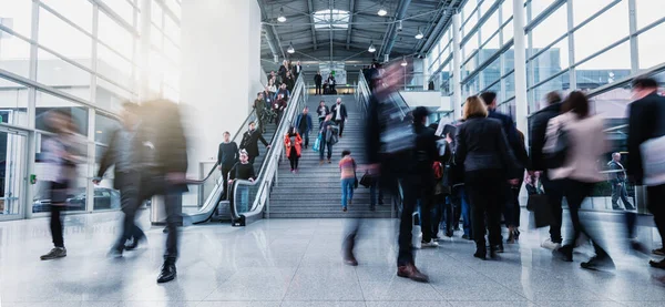 Imagem Abstakt Pessoas Negócios Correndo Lobby Moderno Centro Negócios — Fotografia de Stock