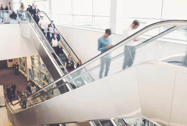 Gente Negocios Multitud Una Escalera Mecánica — Foto de Stock