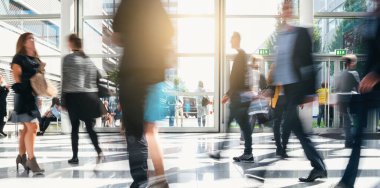 Anonim kişiler modern bir salonda iş adamlarını bulanıklaştırdı