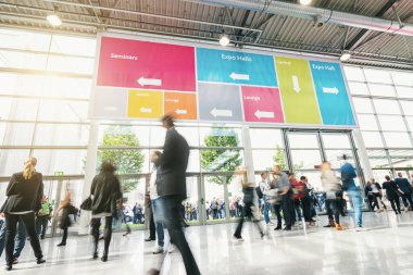 Tradeshow Ziyaretçileri modern salonda koşuşturuyor