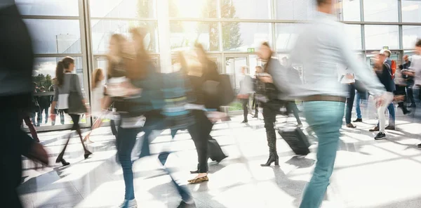 Αγνώριστοι Επιχειρηματίες Που Περπατούν Αίθουσα Αεροδρομίου — Φωτογραφία Αρχείου